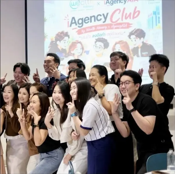 กลุ่มที่ปรึกษาการเงินถ่ายรูปร่วมกันในงานพบปะของชุมชน
