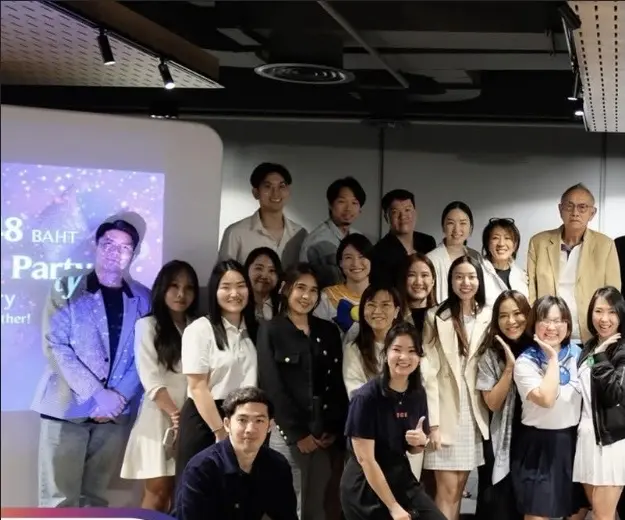 ที่ปรึกษาการเงินและแขกรับเชิญถ่ายรูปหมู่ในงานสังสรรค์