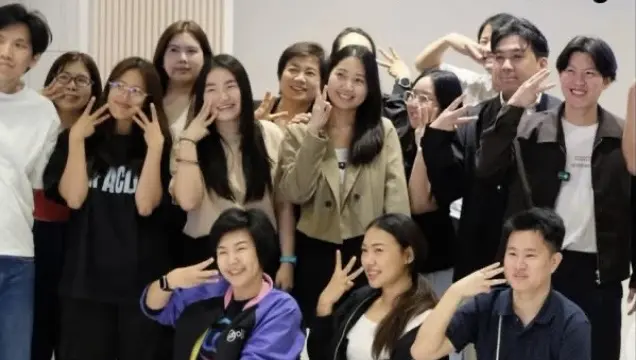 ผู้เข้าอบรมการใช้เครื่องมือวางแผนการเงินถ่ายรูปร่วมกัน