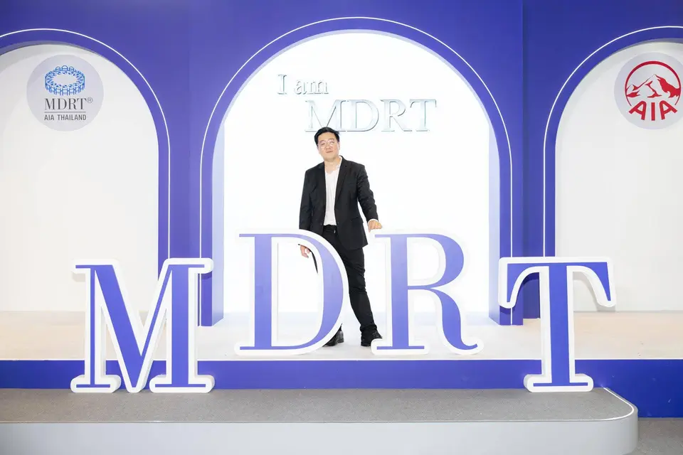 แบงค์ยืนบนเวที I am MDRT ในงานของ AIA ประเทศไทย