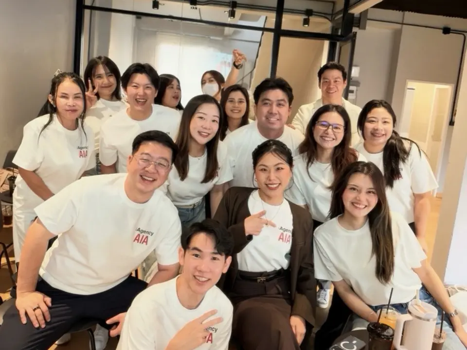 ทีมที่ปรึกษา iAgencyAIA ในเสื้อทีมถ่ายรูปร่วมกันอย่างเป็นกันเอง